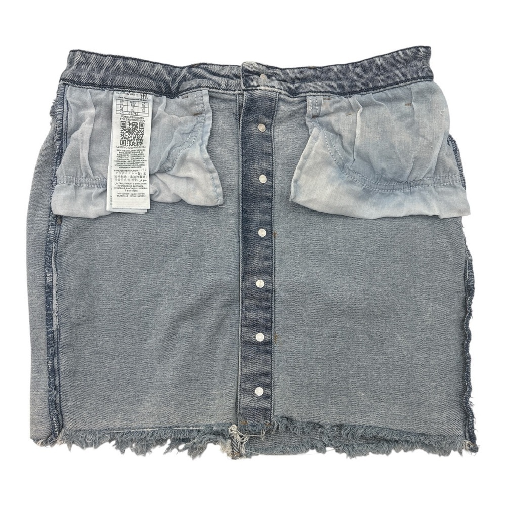 GUESS Button Front Denim Mini Skirt Frayed Hem Sz US XL - Picture 4 of 7